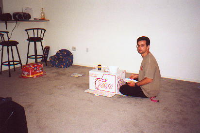 Un appart un peu vide.JPG, 18976 bytes, 10/08/00
